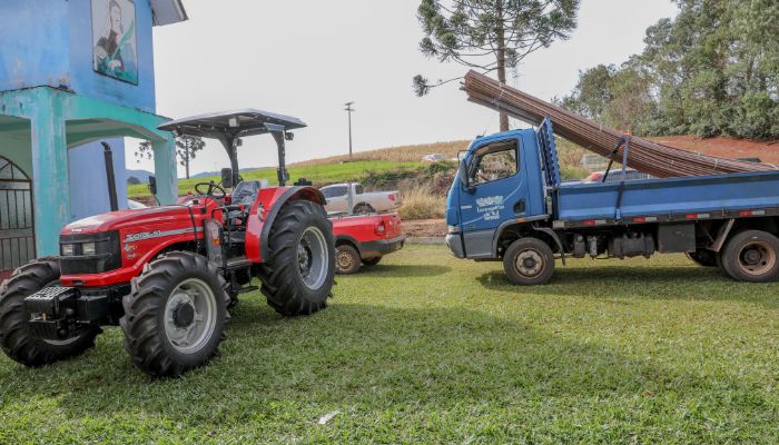 Laranjeiras - Associação 16 de Maio do Rio Laranjeiras recebe trator da prefeitura